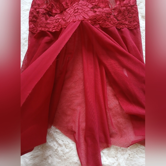 Elegant Red Lace Chemise - Picture 4 of 13